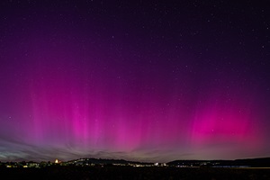 Polarlicht über HerrenbergBei starken Polarlichtern in unseren Breiten dominieren die violetten Anteile des Polarlichts in großen Höhen von bis zu 400 km. Die Zeitraffersequenzen in der Bilderschau auf dem Monitor im 1. OG zeigen die schnellen Veränderungen.Digitale Vollformat-Systemkamera, WeitwinkelobjektivBrennweite 14 mm – Blende 2,8 – ISO 400Belichtungszeit 13 sec10.05.2024, Herrenberg, Baden-Württemberg