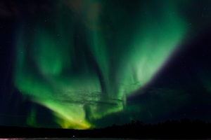 Polarlicht in FinnlandIn hohen geographischen Breiten kommt es auch bei schwachen Sonneneruptionen häufig zu Polarlichtern. Man sieht dort hauptsächlich das grünliche Leuchten der Polarlichter, welches in Höhen von 80 – 120 km entsteht.Digitale Vollformat-Spiegelreflexkamera, WeitwinkelobjektivBrennweite 17 mm – Blende 4 – ISO 1250Belichtungszeit 9 sec14.03.2012, Inari, Finnland