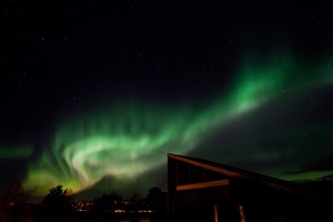 Polarlicht in NorwegenDieses Polarlichtband in Nord-Norwegen war sehr stark strukturiert. Diese Strukturen verändern sich innerhalb weniger Sekunden. Das gesamte Polarlichtband entstand und verschwand wieder innerhalb weniger Minuten.Digitale Vollformat-Spiegelreflexkamera, WeitwinkelobjektivBrennweite 22 mm – Blende 4 – ISO 1600Belichtungszeit 6 sec18.03.2012, Pasviktal, Norwegen