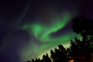 Polarlicht in Finnland IIIn hohen geographischen Breiten sieht man hauptsächlich das grünliche Leuchten der Polarlichter, welches in Höhen von 80 – 120 km entsteht. Dieses Polarlicht zeigt sehr feine „Rippel-Strukturen“, welche sich extrem schnell verändern.Digitale Vollformat-Spiegelreflexkamera, WeitwinkelobjektivBrennweite 17 mm – Blende 4 – ISO 1600Belichtungszeit 10 sec17.03.2012, Inari, Finnland