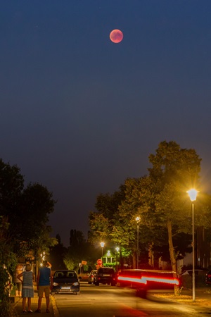 Totale Mondfinsternis im Juli 2018Bei einer totalen Mondfinsternis wird der Mond nicht komplett dunkel. Die Erdatmosphäre streut Sonnenlicht in den Schattenbereich und daher erhält der Mond immer noch et-was Licht, insbesondere in den langen (roten) Wellenlängen. Digitale Vollformat-Spiegelreflexkamera, TeleobjektivBrennweite 115 mm – Blende 5,6 – ISO 1600Belichtungszeit 2,5 sec27.07.2018, Kerken, Nordrhein-Westfalen