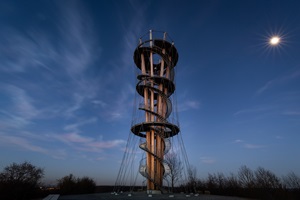 Schönbuchturm und MondMondaufgang in der blauen Stunde. Der Mond war zu 88% beleuchtet. Dadurch und aufgrund der langen Belichtungszeit von 30 Sekunden und der Verzerrung durch das Weitwinkel-objektiv wirkt er nicht mehr rund. Digitale Vollformat-Spiegelreflexkamera, WeitwinkelobjektivBrennweite 16 mm – Blende 16 – ISO 400Belichtungszeit 30 sec16.02.2019, Im Schönbuch bei Herrenberg, Baden-Württemberg 