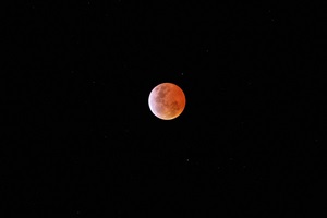 Totale Mondfinsternis im März 2007Bei einer totalen Mondfinsternis wird der Mond nicht komplett dunkel. Die Erdatmosphäre streut Sonnenlicht in den Schattenbereich und daher erhält der Mond immer noch etwas Licht, insbesondere in den langen (roten) Wellenlängen.Digitale APS-C Spiegelreflexkamera, TeleobjektivBrennweite 300 mm – Blende 5,6 – ISO 1600Belichtungszeit 2 sec03.03.2007, Herrenberg-Gültstein, Baden-Württemberg