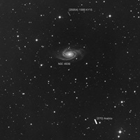 Kleinplaneten passieren SpiralgalaxieBegegnung zwischen den Kleinplaneten (270) Anahita und (35954) 1999 KY15 und der Spiralgalaxie NGC 4939. Die Collage zeigt die Bewegung der Kleinplaneten relativ zur Galaxie im Laufe von einer Stunde.Spiegelteleskop (24“/61 cm), monochrome Astro CCD KameraBrennweite 3.962 mm – Öffnungsverhältnis 6,5Belichtungszeit 20 x 180 sec=60 min gesamt, kein Filter15.04.2023, Auberry, Kalifornien, USA (ferngesteuert)