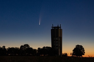 Komet C/2020 F3 (Neowise) und WasserturmIm Sommer 2020 war der Komet C/2020 F3 (Neowise) für längere Zeit mit bloßem Auge zu sehen. Er war der hellste Komet auf der Nordhalbkugel seit 2007. Im Video können Sie mehrere Zeitraffer dieses Kometen sehen.Digitale Vollformat-Spiegelreflexkamera, TeleobjektivBrennweite 70 mm – Blende 2,8 – ISO 3200Belichtungszeit 2,0 sec12.07.2020, Oberjettingen, Baden-Württemberg