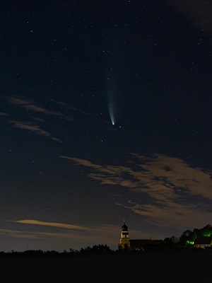 Komet C/2020 F3 (Neowise) und StiftskircheIm Sommer 2020 war der Komet C/2020 F3 (Neowise) für längere Zeit mit bloßem Auge zu sehen. Er war der hellste Komet auf der Nordhalbkugel seit 2007. Im Video können Sie mehrere Zeitraffer dieses Kometen sehen.Digitale Vollformat-Spiegelreflexkamera, TeleobjektivBrennweite 88 mm – Blende 2,8 – ISO 2500Belichtungszeit 2,5 sec19.07.2020, Herrenberg, Baden-Württemberg