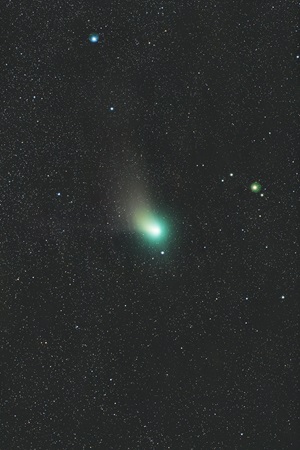 Komet C/2022 E3 (ZTF)Mit dem Auge war dieser Komet nur knapp zu erkennen, aber für kleine Teleskope war er ein prächtiges Objekt. Da er von der Erde ausgesehen der Sonne gegenüberstand, war kein langer Schweif zu erkennen, weil dieser von uns weg zeigte.Linsenteleskop (4“/106 mm), monochrome Astro CCD KameraBrennweite 530 mm – Öffnungsverhältnis 5,0 – Belichtungszeit 25 min25 Aufnahmen à 60 sec, je 9/8/8 durch Rot/Grün/Blau Filter08.02.2023, Great Basin Desert, Utah, USA (ferngesteuert)