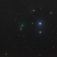 Komet 62P (Tsuchinshan)Dieser periodische Komet umkreist die Sonne alle 6,6 Jahre. Hier sehen wir ihn bei seiner Annäherung an Sonne und Erde im Februar 2024. Zufällig steht er nahe bei zwei weit entfernten Galaxien im Hintergrund.Spiegelteleskop (7“/178 mm), monochrome Astro CCD KameraBrennweite 500 mm – Öffnungsverhältnis 2,8 – Belichtungszeit 24 min12 Aufnahmen à 120 sec, je 4 durch Rot/Grün/Blau Filter21.02.2024, Rio Hurtado Valley, Chile (ferngesteuert)