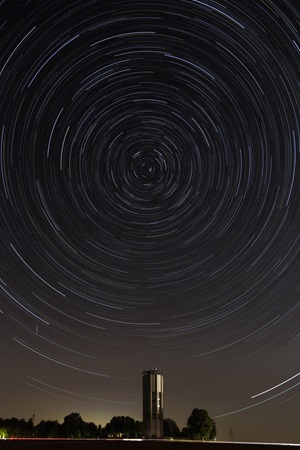 Nördlicher Sternenhimmel über JettingenEine Serie aus 19 Aufnahmen über einen Zeitraum von knapp zwei Stunden. Es finden sich noch zwei Sternschnuppen im Bild. Alle Satelliten- und Flugzeugspuren wurden aus dem Bild entfernt.Digitale Vollformat-Spiegelreflexkamera, WeitwinkelobjektivBrennweite 24 mm – Blende 4 – ISO 100Belichtungszeit 19 x 6 min, überdeckter Zeitraum: 115 Minuten24.08.2016, Oberjettingen, Baden-Württemberg