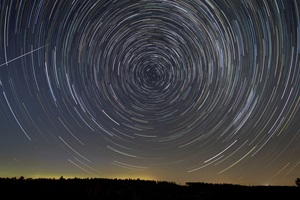 ISS über dem NordschwarzwaldKurz nach Einbruch der Dunkelheit werden hochfliegende Objekte wie Satelliten noch von der Sonne angeleuchtet. Hier zog die Internationale Raumstation von Westen (links) in das Blickfeld der Kamera und verschwand dann im Erdschatten.Digitale Vollformat-Systemkamera, WeitwinkelobjektivBrennweite 14 mm – Blende 2,8 – ISO 1600Belichtungszeit 151 x 30 sec, überdeckter Zeitraum: 85 Minuten24.09.2023, Wildberg, Baden-Württemberg