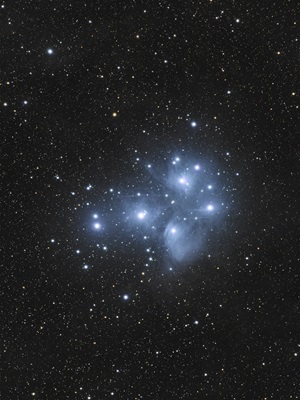 Die Plejaden (M45)Die Plejaden, auch als „Siebengestirn“ bezeichnet, sind ein 100 Millionen Jahre junger offener Sternhaufen. Sie durchqueren aktuell eine Staubwolke, welche das Sternenlicht reflektiert.Linsenteleskop (4“/106 mm), monochrome Astro CCD KameraBrennweite 530 mm – Öffnungsverhältnis 5,0 – Belichtungszeit 32 min43 Aufnahmen à 30/60 sec, je 12/11/10/10 in Luminanz/Rot/Grün/Blau30.11.2022, Mayhill, New Mexico, USA (ferngesteuert)