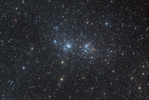 Doppelsternhaufen h & χ Perseih & χ Persei, sprich „h und Chi“, sind zwei eng beieinander liegende, sehr junge offene Sternhaufen im Sternbild Perseus und ca. 8200 Lichtjahre entfernt. Ihr Alter wurde auf 6 bis 13 Millionen Jahre bestimmt.Linsenteleskop (4“/106 mm), monochrome Astro CCD KameraBrennweite 530 mm – Öffnungsverhältnis 5,0 – Belichtungszeit 80 min20 Aufnahmen à 4 min, je 5 in Luminanz/Rot/Grün/Blau23.09.2023, Great Basin Desert, Utah, USA (ferngesteuert)
