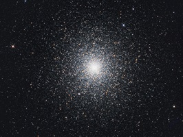 Kugelsternhaufen 47 Tuc (NGC 104)Der Kugelsternhaufen 47 Tucanae liegt am südlichen Sternhimmel, in der Nähe unser Nachbargalaxie der Kleinen Magellansche Wolke. Er ist etwa 15.000 Lichtjahre von der Erde entfernt. Sein Alter wird auf 11,8 Milliarden Jahre geschätzt.01.11.2022, Spiegelteleskop, monochrome Astro CCD KameraBelichtungszeit 18 min, 18 x 1 min, je 6 in Rot/Grün/Blau