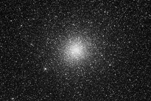 Kugelsternhaufen Messier 22Der Kugelsternhaufen M22 liegt im Sternbild Schütze, also in Richtung des galaktischen Zentrums. Er ist von unseren Breiten aus noch gerade so zu sehen. Er ist 10.000 Lichtjahre entfernt und einer der nächsten gelegenen Kugelsternhaufen.Spiegelteleskop (20“/51 cm), monochrome Astro CCD KameraEinzelaufnahme mit 5 min Belichtungszeit, kein Filter (Luminanz)23.04.2021, Siding Springs Observatory, Australien (ferngesteuert)
