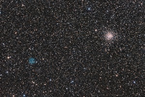Kugelsternhaufen NGC 6712 und Planetarischer Nebel IC 1295Dieses Bild zeigt zwei Objekte am Südhimmel: Den Kugelsternhaufen NGC 6712 im galaktischen Halo in 22.000 Lichtjahren Entfernung und den Planetarischen Nebel IC 1292 in 5.000 Lichtjahren Entfernung in der galaktischen Scheibe.Daten von zwei Spiegelteleskopen (17“/43 cm & 12.5“/32 cm), monochrome Astro CCD Kameras, 126 Minuten Gesamtbelichtungszeit30 Aufnahmen à 180 und 240 sec, je 10 in Rot/Grün/Blau01./02.09.2024, Siding Springs Observatory, Australien (ferngesteuert)