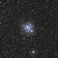 Das Schmuckkästchen (NGC 4755)Beim Schmuckkästchen handelt es sich um einen kompakten Offenen Sternhaufen im Sternbild Kreuz des Südens. Der Haufen ist 6.800 Lichtjahre entfernt und nur 16 Millionen Jahre alt.Spiegelteleskop (17“/43 cm), monochrome Astro CCD KameraBrennweite 2937 mm – Öffnungsverhältnis f/6,836 Aufnahmen à 60 sec in Luminanz/Rot/Grün/Blau, Gesamt: 36 Min.03.02.2023, Siding Springs Observatory, Australien (ferngesteuert)