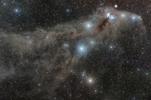 Molekülwolke im Sternbild Südliche KroneDie „Corona Australis“ Molekülwolke ist rund 450 Lichtjahre von uns entfernt. Die hellen blauen Sterne sind im Wolkenkomplex entstanden und blasen jetzt mit ihrem Sternwind und ihrer UV-Strahlung ihre unmittelbare Umgebung frei.Spiegelteleskop (7“/180 mm), monochrome Astro CCD KameraBrennweite 500 mm – Öffnungsverhältnis 2,83x3 Mosaik aus 91 Aufnahmen à 5 min, 30xRot/27xGrün/34xBlauGesamtbelichtungszeit: 7 Stunden 35 Minuten