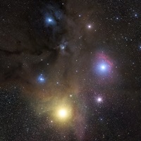 Der Rho Ophiuchi KomplexDiese Molekülwolke ist nur 420 Lichtjahre von uns entfernt und damit eines der uns am nächsten gelegen Sternentstehungsgebiete. Die Temperaturen im Staub liegen bei 13-22 Grad über dem absoluten Nullpunkt.Spiegelteleskop (7“/180 mm), monochrome Astro CCD KameraBrennweite 500 mm – Öffnungsverhältnis 2,8 – Belichtungszeit 6 Std.3x2 Mosaik aus 122 Aufnahmen à 3 min in Rot/Grün/Blau12.-15.05.2023, Rio Hurtado Valley, Chile (ferngesteuert)