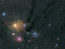 Der Rho Ophiuchi Komplex (2)Diese Molekülwolke ist nur 420 Lichtjahre von uns entfernt und damit eines der uns am nächsten gelegen Sternentstehungsgebiete. Wir sehen ausgeprägte Staubwolken und junge blaue Sterne an den dichten Knoten.Fotoobjektiv (135 mm), monochrome Astro CCD KameraBrennweite 135 mm – Öffnungsverhältnis 3,5 – Belichtungszeit 96 min32 Aufnahmen à 3 min in Rot/Grün/Blau19./20.02.2024, Rio Hurtado Valley, Chile (ferngesteuert)