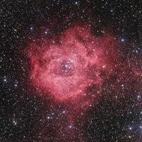 Rosettennebel (NGC 2237)Der Rosettennebel im Sternbild Einhorn ist ein Emissionsnebel in 5.500 Lichtjahren Entfernung. Der eingebettete Sternhaufen (NGC 2244) regt das Gas zum Leuchten an.Linsenteleskop (5“/130 mm), monochrome Astro CCD KameraBrennweite 762 mm – Öffnungsverhältnis 5,919 Aufnahmen à 300/600 sec, 4/4/4/3 in Rot/Grün/Blau/H-alphaGesamtbelichtungszeit: 1 Stunde 50 Minuten16.02.2023, Siding Springs Observatory, Australien (ferngesteuert)