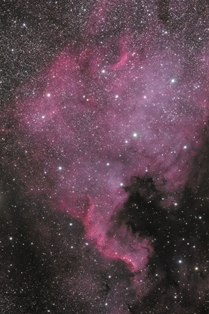 Nordamerikanebel (NGC 7000)Der Nordamerikanebel im Sternbild Schwan ist ein Emissionsnebel in 2.000-3.000 Lichtjahren Entfernung. Der Nebel hat etwa den drei- bis vierfachen Vollmonddurchmesser.Linsenteleskop (4“/106 mm), monochrome Astro CCD KameraBrennweite 530 mm – Öffnungsverhältnis 5,020 Aufnahmen à 240 sec je 5 in Luminanz/Rot/Grün/Blau/H-alphaGesamtbelichtungszeit: 1 Stunde 20 Minuten05.08.2023, Great Basin Desert, Utah, USA (ferngesteuert)