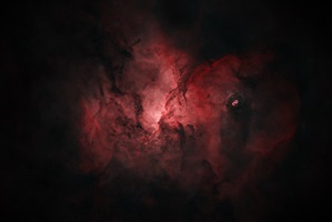 „Rim-Nebula“ (NGC 6188)Dieser Emissionsnebel im Sternbild Altar am Südhimmel ist etwa 4.700 Lichtjahre entfernt. Er liegt in einer Region hoher Sterndichte. Um die Strukturen des Nebels besser sichtbar zu machen, wurden die Sterne aus dem Bild herausgerechnet.Fotoobjektiv (135 mm), monochrome Astro CCD KameraBrennweite 135 mm – Öffnungsverhältnis 3,518 Aufnahmen à 300 sec, je 9 H-alpha/OIII, Belichtungszeit: 90 Minuten09./13./14.05.2023, Rio Hurtado Valley, Chile (ferngesteuert)
