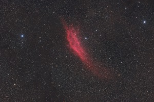 Der California-Nebel (NGC 1499)Dieser Gasnebel im Sternbild Perseus ist nur 1000 Lichtjahre entfernt. Der nahe gelegene heiße Sterne Xi Persei (im Bild rechts vom Nebel) regt das Gas mit seiner UV-Strahlung zum Leuchten an.Fotoobjektiv (135 mm), monochrome Astro CCD KameraBrennweite 135 mm – Öffnungsverhältnis 3,527 Aufnahmen à 3 min in Rot/Grün/Blau, Gesamt: 81 min10.10.2023, Fregenal de la Sierra, Spanien (ferngesteuert)