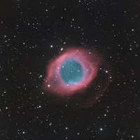Der Helixnebel (NGC 7293)Dieser Planetarische Nebel im Sternbild Wassermann ist mit 650 Lichtjahren einer der am nächstgelegenen Planetarischen Nebel und daher auch einer mit der größten scheinbaren Ausdehnung. Er erreicht fast Vollmonddurchmesser.Spiegelteleskope (17“/43 cm & 12.5“/32 cm), monochrome Astro CCD Kameras, Brennweiten 2912 mm/2885 mm – Öffnungsverhältnisse f/6,8 und f/9Gesamtbelichtungszeit: 3 Stunden 13 Minuten61 Aufnahmen à 180/300 sec in Luminanz/Rot/Grün/Blau02./03.08.2024, Mayhill, New Mexico, USA (ferngesteuert)