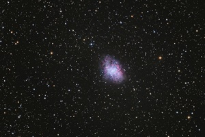 Der Krebsnebel (Messier 1)Der Krebsnebel ist einer der wenigen Supernova-Überreste, deren Entstehung tatsächlich beobachtet wurde: Im Jahr 1054 haben chinesische Astronomen einen neuen Stern gesehen. Es war die Explosion eines massereichen Sterns, in deren Folge der Krebsnebels entstand.Spiegelteleskop (17“/43 cm), monochrome Astro CCD KameraBrennweite 2937 mm – Öffnungsverhältnis f/6,831 Aufnahmen à 180 und 300 sec in Rot/Grün/Blau, Gesamt: 2 Stunden28./30.01.2024, Great Basin Desert, Utah, USA (ferngesteuert)