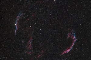 Der CirrusnebelDieser Supernova-Überrest im Sternbild Schwan ist 2.500 Lichtjahre entfernt. Er ist das Resultat einer Sternexplosion vor etwa 8000 Jahren und ist schon sehr ausgedehnt und in einzelne Fragmente aufgelöst. Linsenteleskop (4“/106 mm), monochrome Astro CCD-KameraBrennweite 530 mm – Öffnungsverhältnis f/533 Aufnahmen à 180 sec in L/R/G/B, Gesamt: 1 Stunde 39 Minuten26.08./08.09.2023, Great Basin Desert, Utah, USA (ferngesteuert)