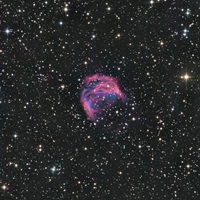 Der Medusa-Nebel (Abell 21)Beim Medusa-Nebel handelt es sich um einen ausgedehnten Planetarischen Nebel im Sternbild Zwillinge in 1.500 Lichtjahren Entfernung. Die schlangenartigen Gasfilamente haben ihm seinen Namen gegeben.Spiegelteleskop (17“/43 cm), monochrome Astro CCD KameraBrennweite 2937 mm – Öffnungsverhältnis f/6,8Gesamtbelichtungszeit: 3 Stunden 50 Minuten42 Aufnahmen à 5/10 Minuten in Luminanz/Rot/Grün/Blau26.02./03.03.2022, Mayhill, New Mexico, USA (ferngesteuert)