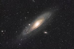 Die Andromedagalaxie (Messier 31)Die Spiralgalaxie M31 gehört zu unserer lokalen Galaxiengruppe und ist 2,5 Millionen Lichtjahre entfernt. In einigen Milliarden Jahren werden sie und unsere Milchstraße sich durchdringen und vermutlich zu einer Galaxie verschmelzen.Linsenteleskop (4“/106 mm), monochrome Astro CCD-KameraBrennweite 530 mm – Öffnungsverhältnis f/525 Aufnahmen à 300 sec in L/R/G/B, Gesamt: 2 Stunden 5 Minuten07./12.09.2020, Mayhill, New Mexico, USA (ferngesteuert)