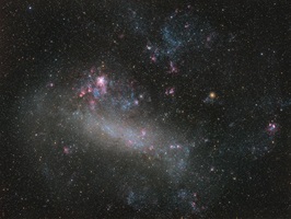 Die Große Magellansche Wolke (LMC)Die Große Magellansche Wolke ist eine Satellitengalaxie unserer Milchstraße in 163.000 Lichtjahren Entfernung. Sie wird als Übergangstyp zwischen Balken-Spiralgalaxie und irregulärer Galaxie klassifiziert.Fotoobjektiv (135 mm), monochrome Astro CCD KameraBrennweite 135 mm – Öffnungsverhältnis 3,518 Aufnahmen à 60 sec, je 3 in R/G/B, Gesamt: 18 Minuten23.11.2023, Rio Hurtado Valley, Chile (ferngesteuert)