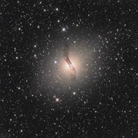 „Centaurus A“ (NGC 5128)NGC 5128 ist eine elliptische Galaxie im Sternbild Centaurus. Sie enthält eine starke Quelle von Radiostrahlung und wird daher meistens gemäß dem Katalog starker Radioquellen mit Centaurus A bezeichnet. Auffällig ist das dichte Staubband.Spiegelteleskop (12,5“/32 cm), monochrome Astro CCD-KameraBrennweite 2885 mm – Öffnungsverhältnis f/923 Aufnahmen à 180/300 sec in L/R/G/B, Gesamt: 1 Stunde 39 Minuten11.-18.05.2023, Siding Springs Observatory, Australien (ferngesteuert)
