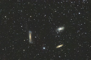 „Leo-Triplett“ (M65, M66, NGC 3628)Diese Gruppe von Galaxien im Sternbild Löwe bezeichnet man als das Leo-Triplett. Die Galaxien stehen auch räumlich nahe zusammen und sind Teil der M66-Galaxiengruppe in etwa 32 Millionen Lichtjahren Entfernung.Spiegelteleskop (11“/28 cm), Farb-AstrokameraBrennweite 620 mm – Öffnungsverhältnis f/2,229 Aufnahmen à 150 und 240 sec, Gesamt: 1 Stunde 26 Minuten4 Nächte April/Mai 2023, Great Basin Desert, Utah, USA (ferngesteuert)