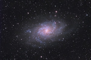 Die Dreiecksgalaxie (Messier 33)Die Spiralgalaxie Messier 33 im Sternbild Dreieck gehört zur sogenannten Lokalen Gruppe der auch unsere Milchstraße angehört. Sie ist etwa 2,7 Millionen Lichtjahre entfernt und bewegt sich mit 180 km/s auf uns zu.Linsenteleskop (6“/150 mm), Farb-AstrokameraBrennweite 1105 mm – Öffnungsverhältnis f/7,3, Mosaic aus 2 Feldern44 Aufnahmen à 4 Minuten, Gesamt: 2 Stunden 56 Minuten09.-17.10.2023, Great Basin Desert, Utah, USA (ferngesteuert)